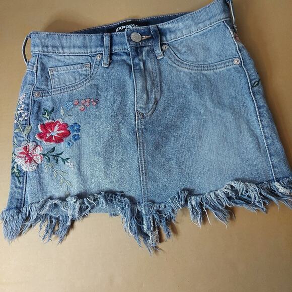 EXPRESS Floral Embroidered Raw Hem Denim Mini Skirt Summer Boho Floral Festival - Picture 1 of 8
